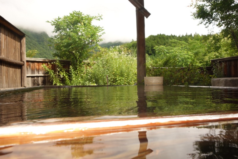 Badekar i et privat Onsen i en Ryokan