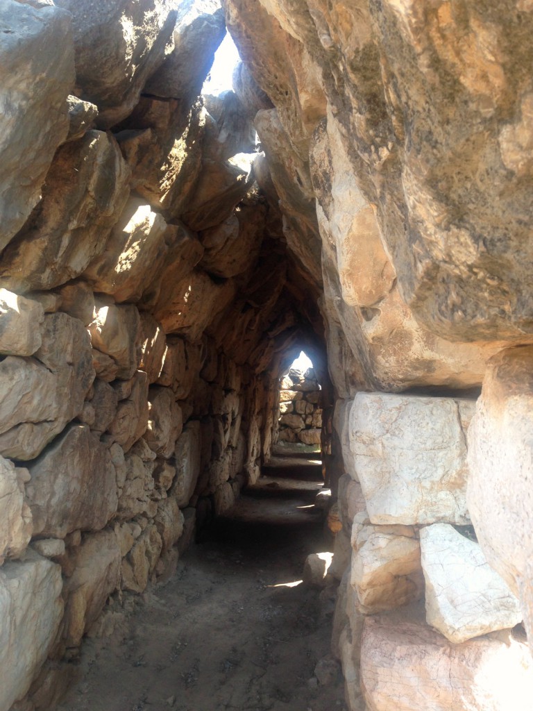 Tunnel i Tiryns brugt til forråd
