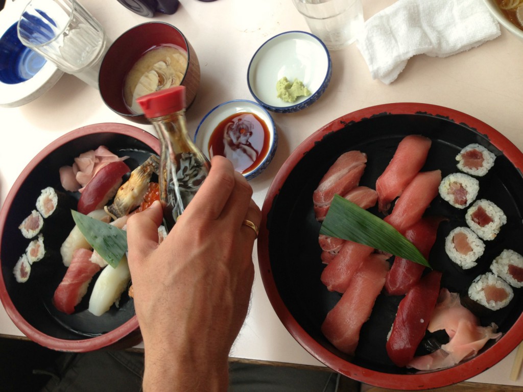Frisk sushi ved Tsukiji fiskemarked