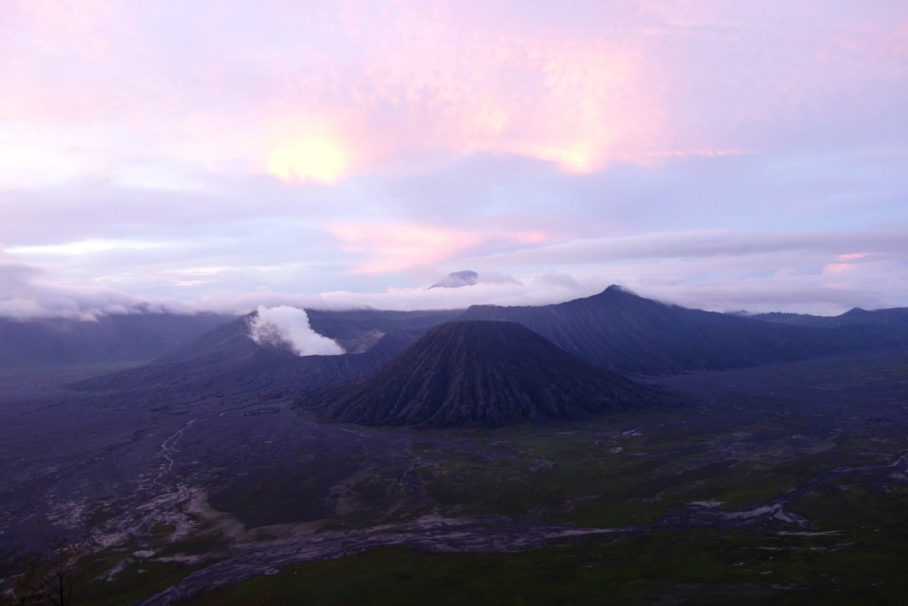 Mount Bromo solopgang i regntiden
