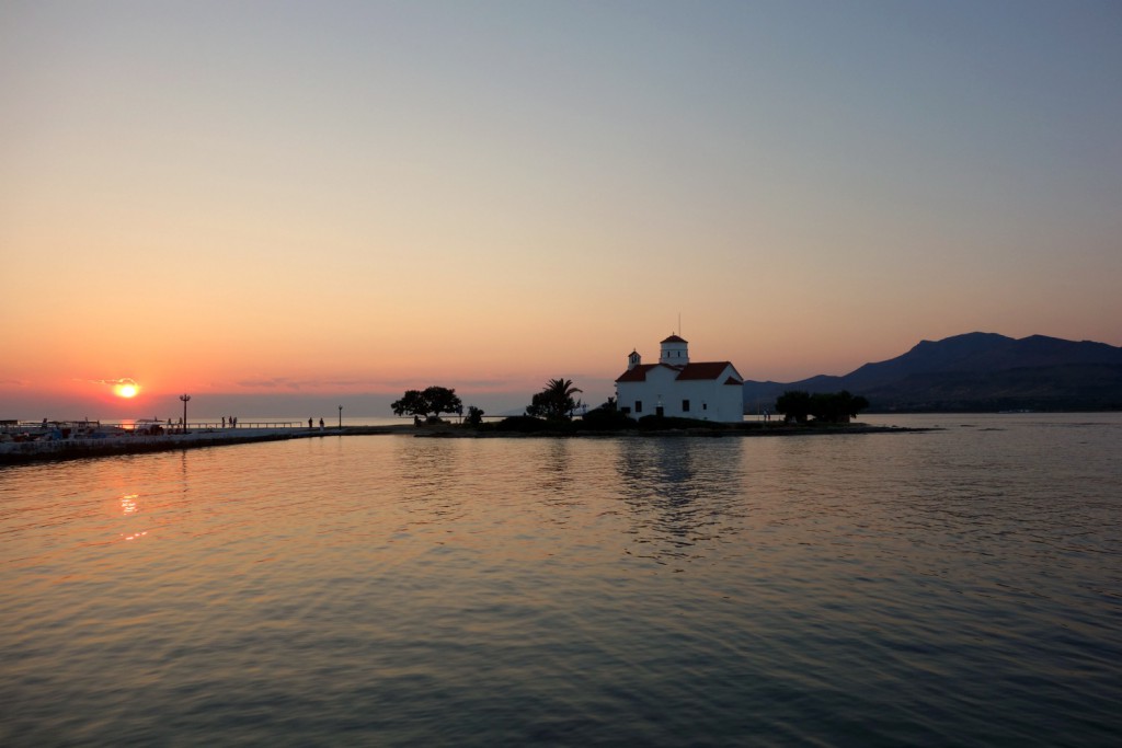Solnedgangen fra havnepromenaden i Elafonisos