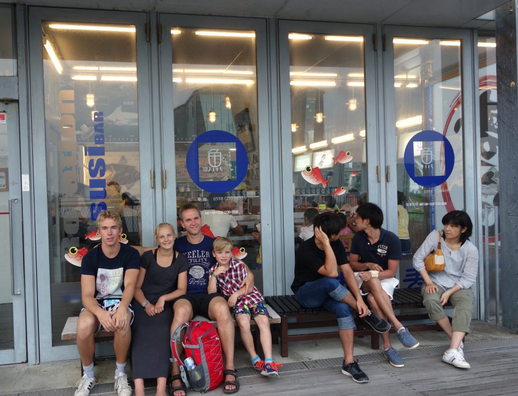 Familien venter artigt udenfor restauranten