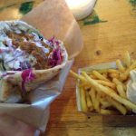 Pita falafel og pommes med humus