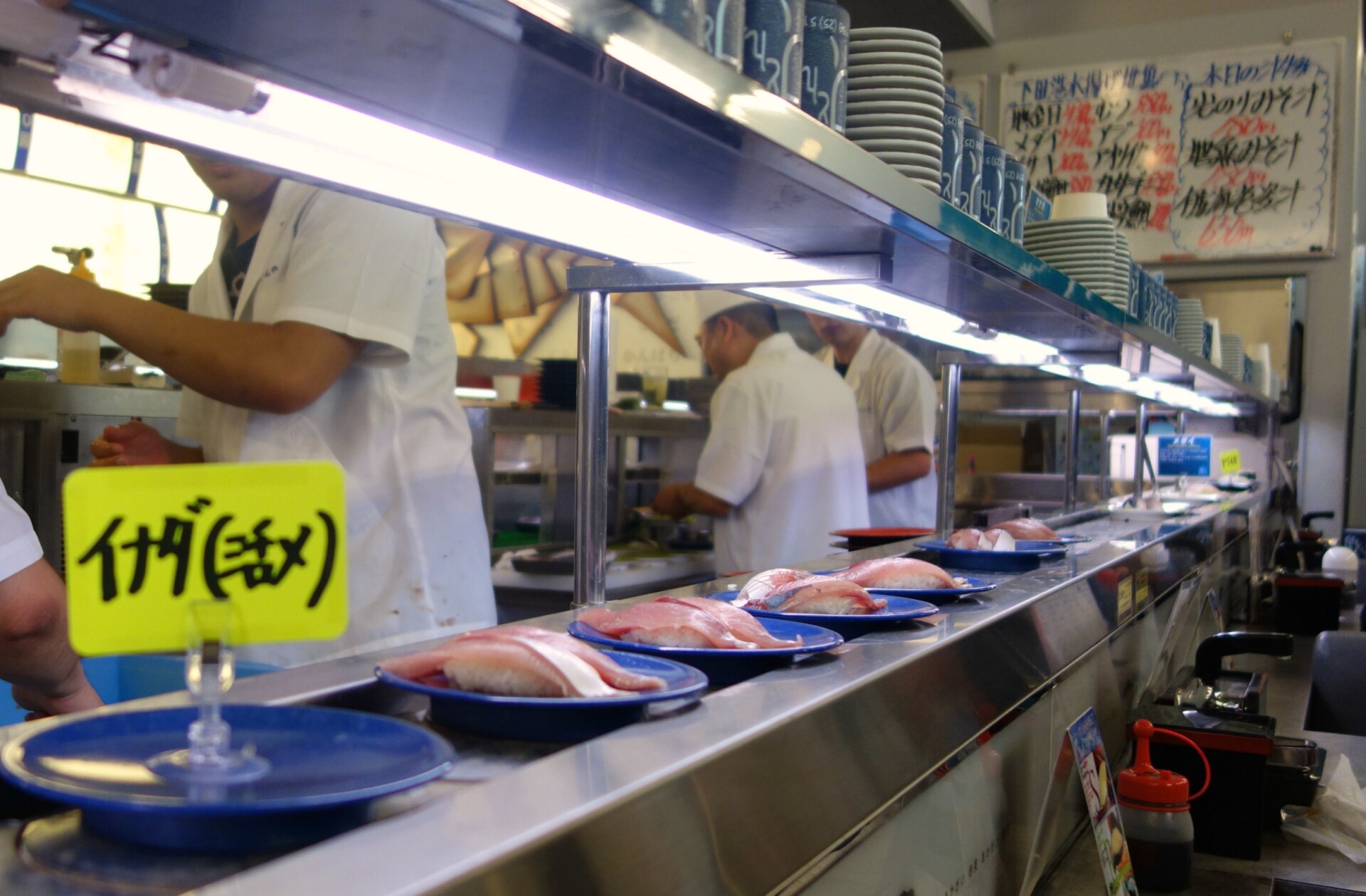 Running sushi i sushiens eget hjemland Japan