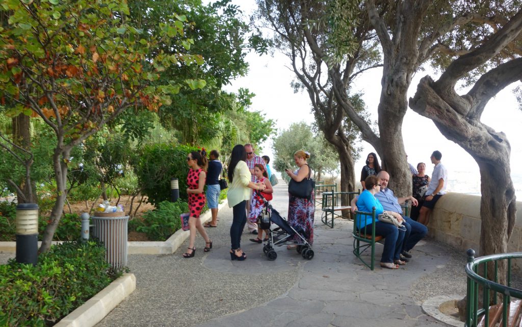 Familie udflugt i Lower Barracca Gardens