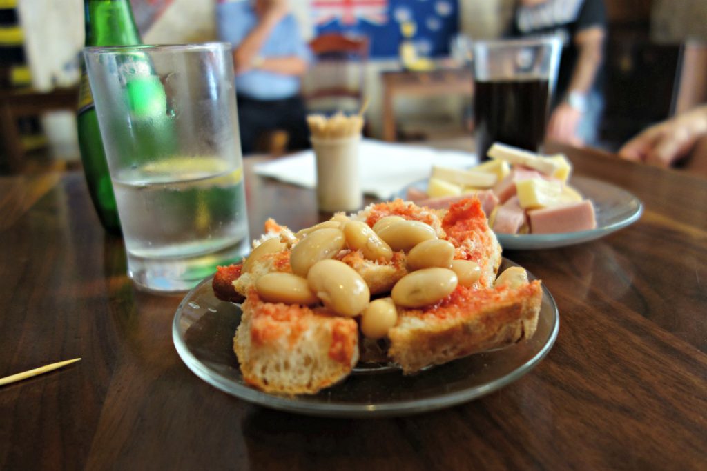 Lokale snacks hos TIK.S snack bar i Valletta