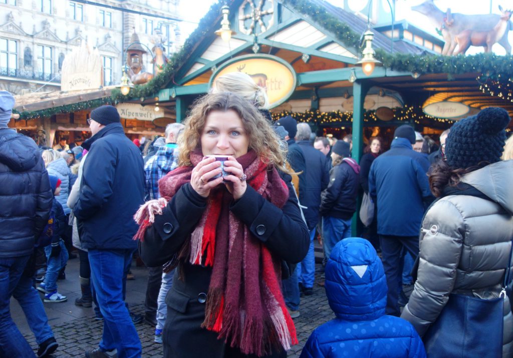 Gluhwein på Rathausmarkt julemarked i Hamburg