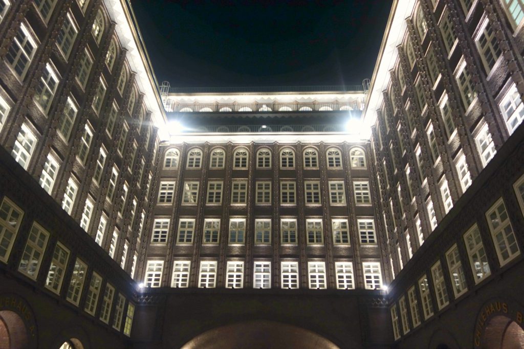 Indergården i Chilehaus by night