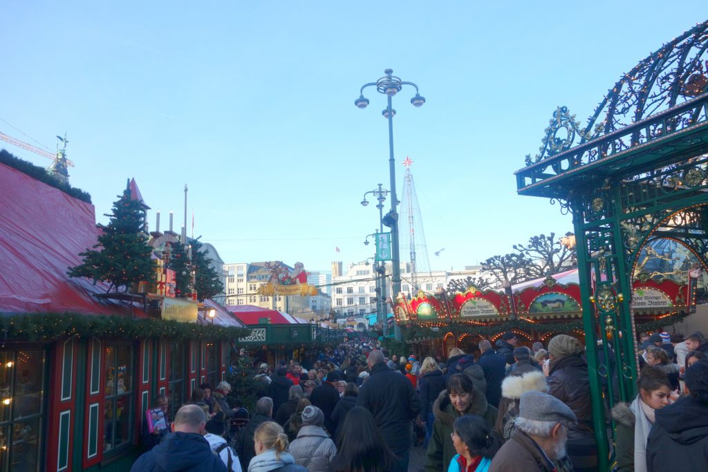 Rathausmarkt ligger på torvet foran Hamburgs flotte rådhus