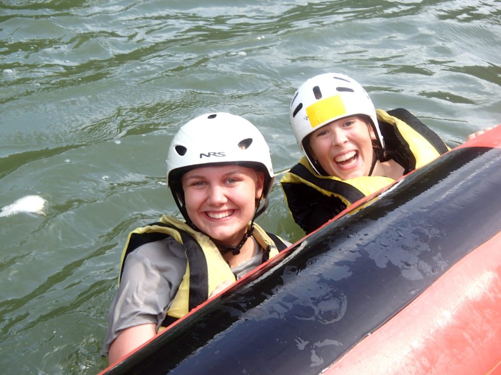Kristine og Astrid bader i floden