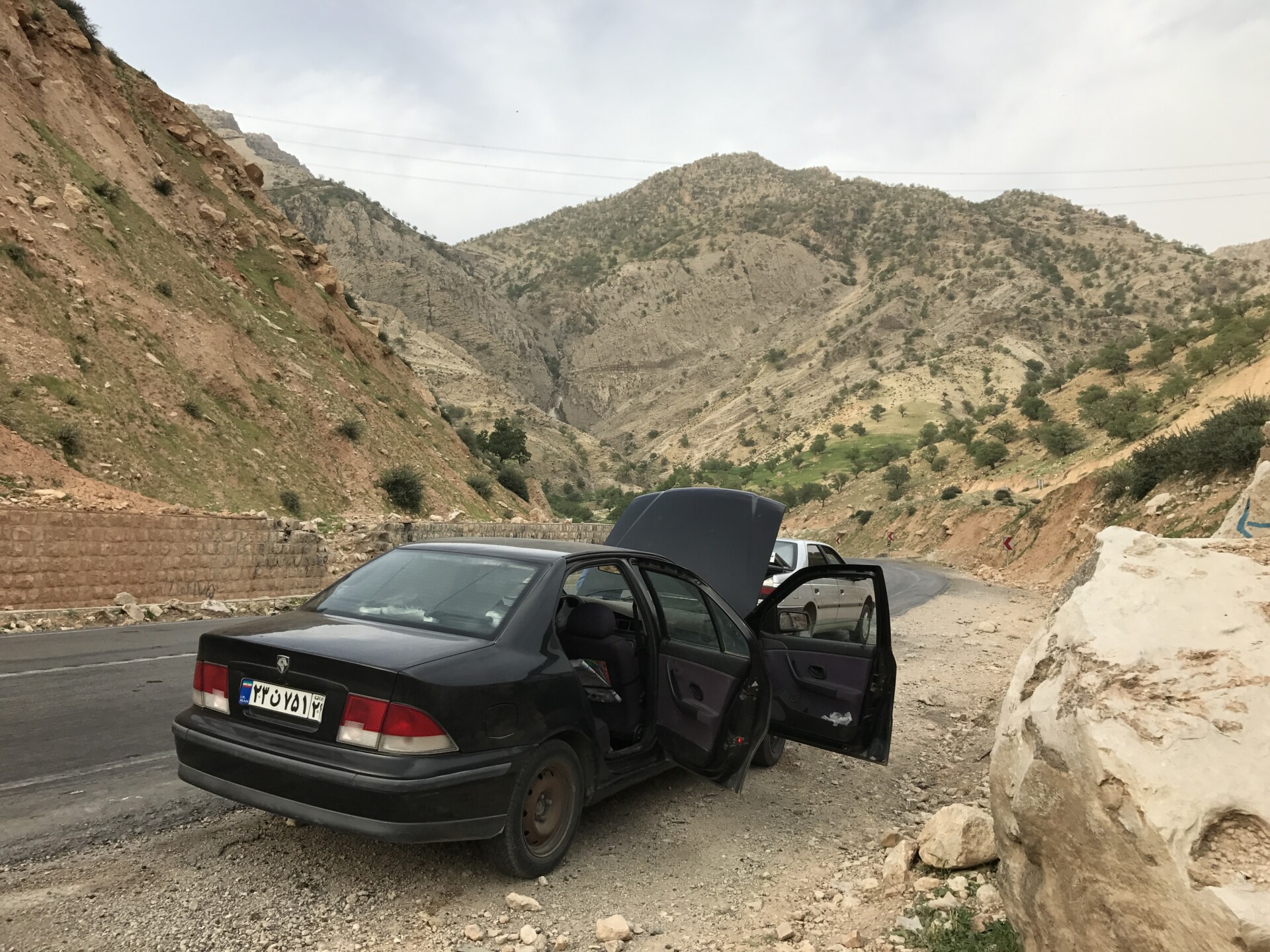 Hvad sker der, når ens bil bryder sammen i ingenmandsland i Iran