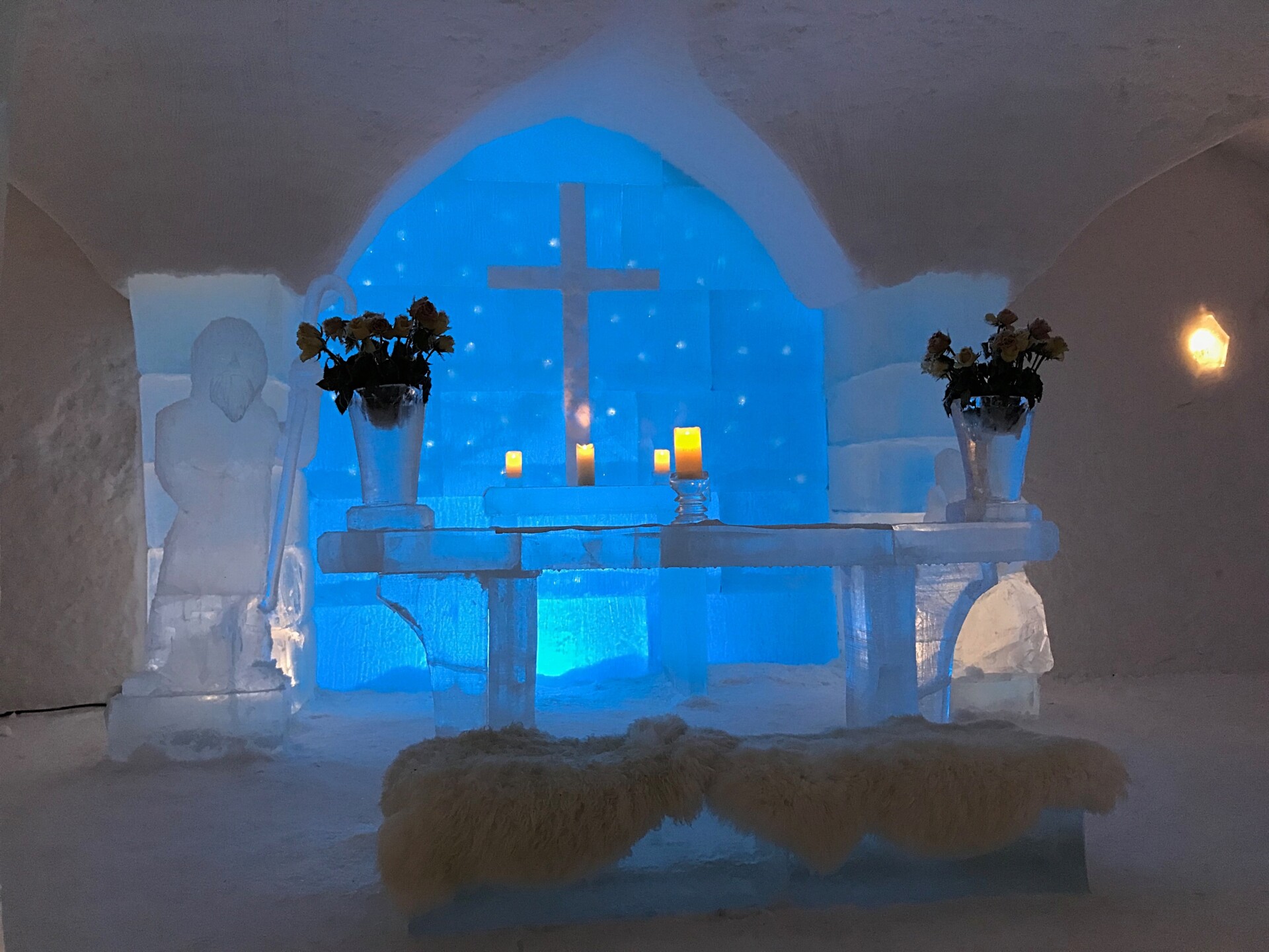 Kirkealteret i Sorrisniva ishotel