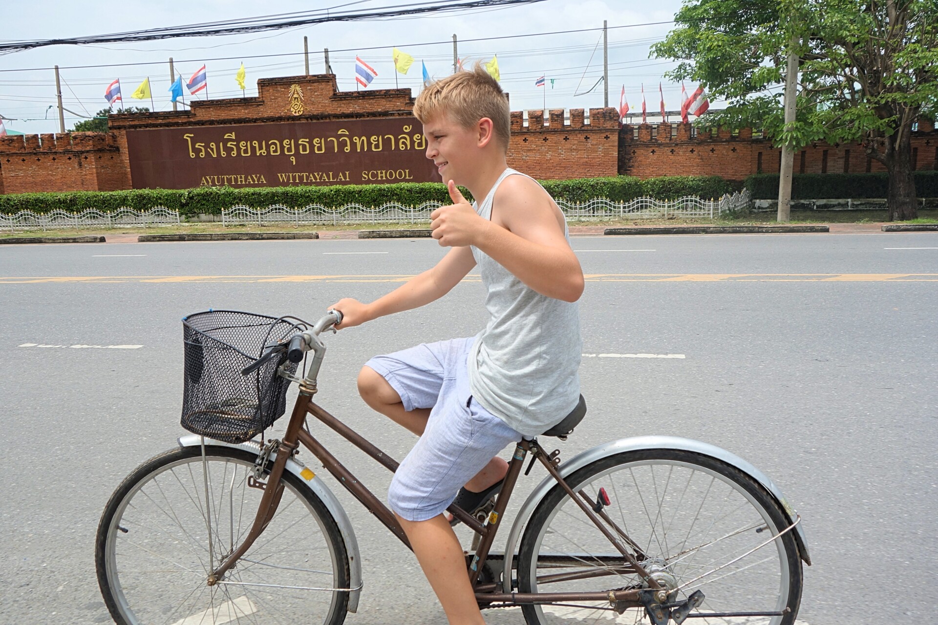 Tag cyklen rundt i kongebyen Ayutthaya i Thailand