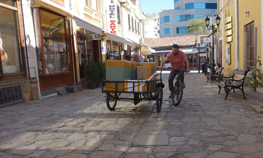 Den yngre mand på cykel hjælper den gamle mand